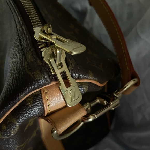 Louis Vuitton: Keepall Bandoulière 50 Travel Bag - Picture 4 of 8